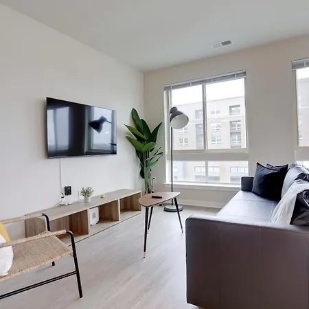 Spacious Apartment W Natural Lights To Enjoy The Landscape